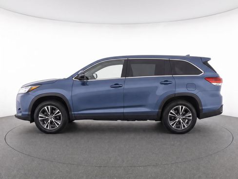 Used 2019 Toyota Highlander LE FWD image 6