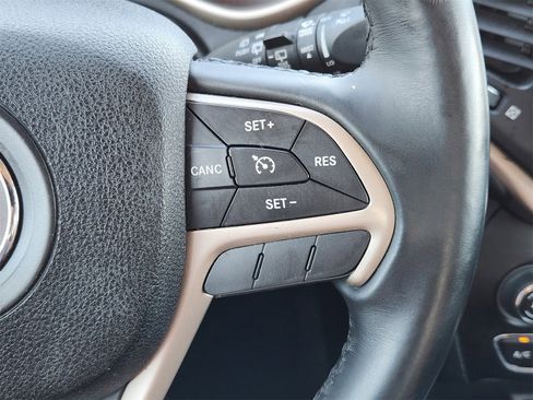 Used 2016 Jeep Cherokee Latitude w/ Comfort/Convenience Group image 38