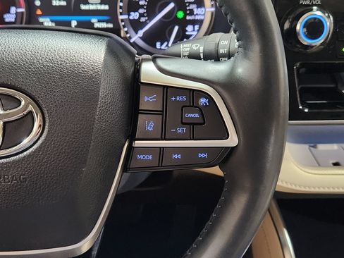 Used 2022 Toyota Highlander Limited FWD image 51