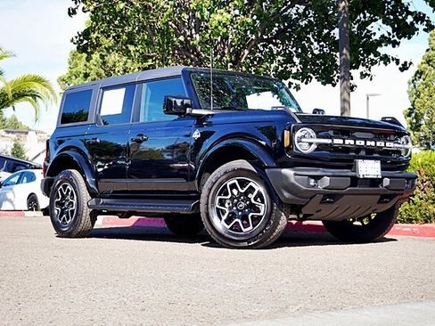 Used 2025 Ford Bronco Outer Banks image 2