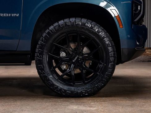 Used 2025 Chevrolet Suburban High Country AWD/4WD image 12