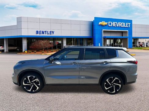 Used 2023 Mitsubishi Outlander SE image 2