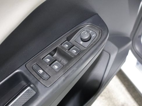Used 2025 Volkswagen Taos SE AWD/4WD image 14