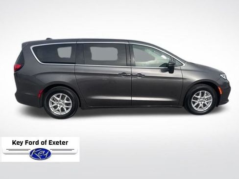 Used 2023 Chrysler Pacifica Touring-L FWD image 8
