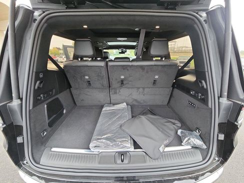 New 2023 Jeep Grand Wagoneer Series III w/ HD Trailer Tow Package image 25