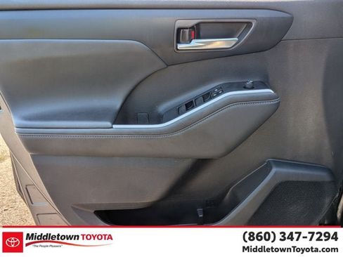 Certified 2024 Toyota Highlander XLE AWD/4WD image 9