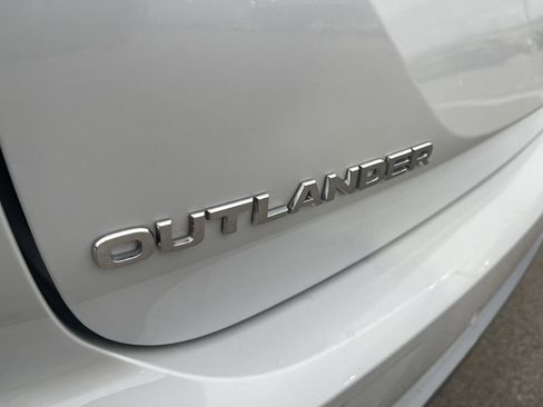 Used 2025 Mitsubishi Outlander SE image 12