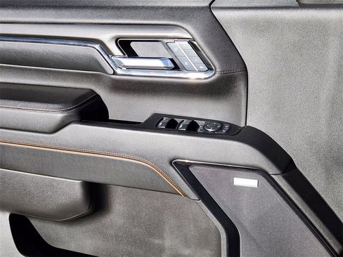 Used 2025 GMC Sierra 3500 AT4 w/ AT4 Premium Plus Package image 6