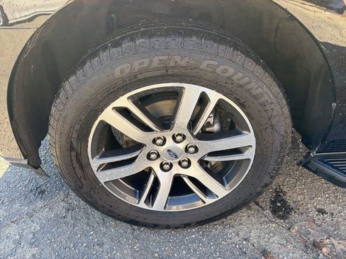 Used 2024 Ford Expedition Limited image 10