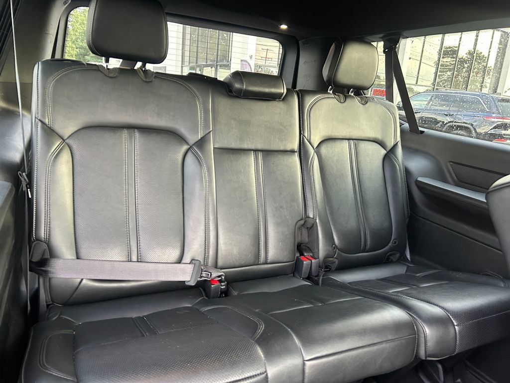 Used 2025 Jeep Wagoneer L Series II w/ 8-pass Seating Package AWD/4WD image 28