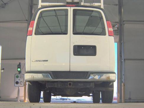 Used 2015 Chevrolet Express 3500 image 9
