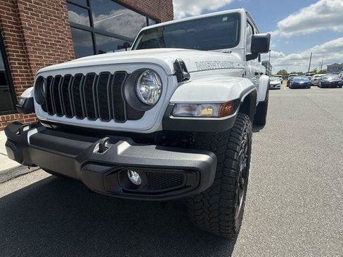 Used 2025 Jeep Gladiator Sport AWD/4WD image 11