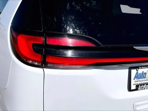 Used 2023 Chrysler Pacifica Touring-L FWD image 22