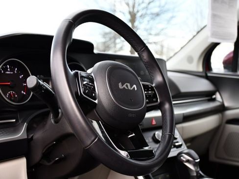 Used 2024 Kia Carnival LX image 11