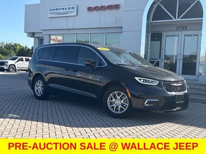 Used 2025 Chrysler Pacifica Select