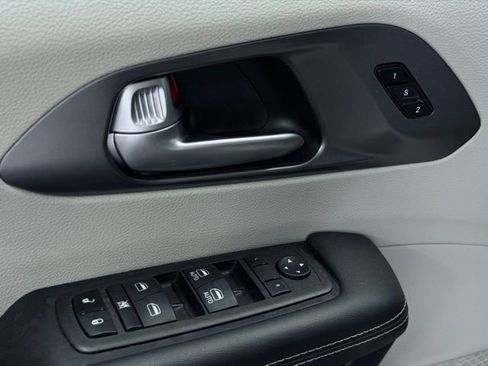 Used 2024 Chrysler Pacifica Touring-L FWD image 15