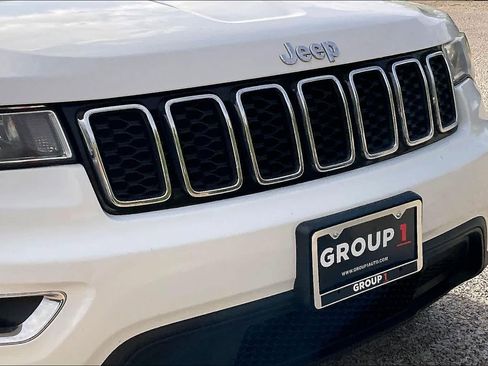 Used 2021 Jeep Grand Cherokee Laredo image 29