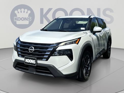Used 2024 Nissan Rogue SV FWD image 1