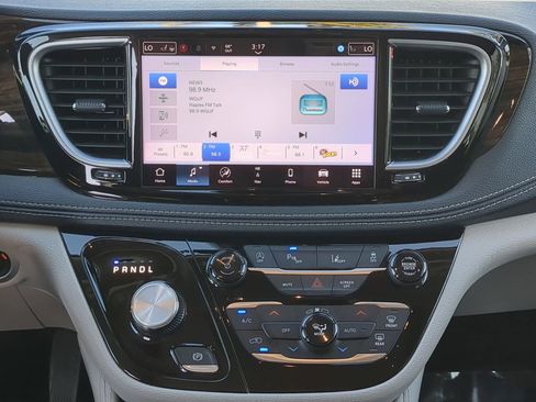 Used 2024 Chrysler Pacifica Limited image 18