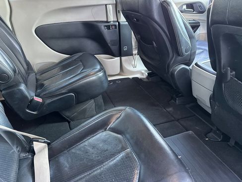 Used 2022 Chrysler Pacifica Touring-L image 18