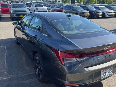 Used 2022 Hyundai Elantra SEL w/ Convenience + Premium Package FWD image 8