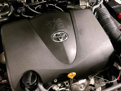 Used 2022 Toyota Highlander XLE AWD/4WD image 32