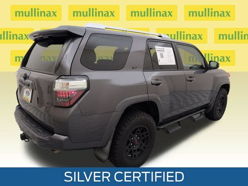 Used 2018 Toyota 4Runner SR5 AWD/4WD image 3