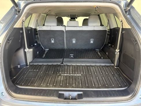 Used 2021 Toyota Highlander LE AWD/4WD image 23