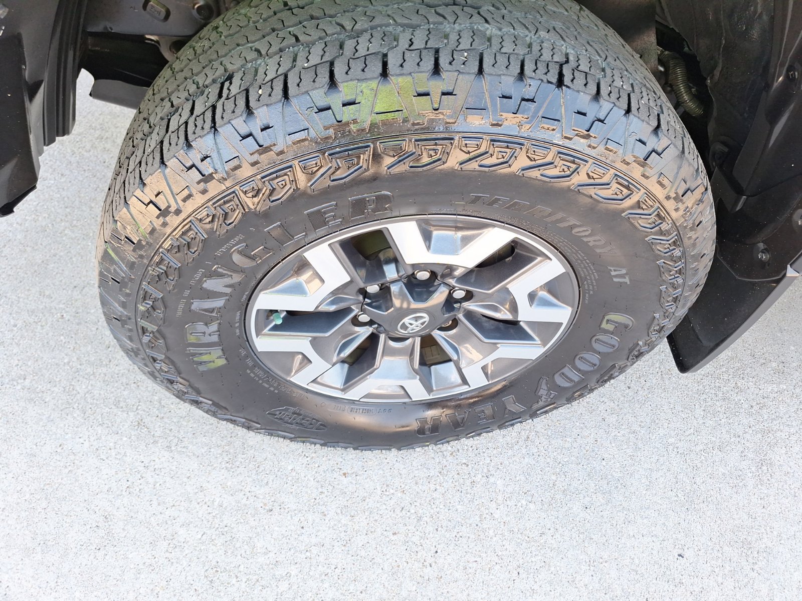 Used 2023 Toyota Tacoma TRD Off-Road w/ Technology Package AWD/4WD image 11