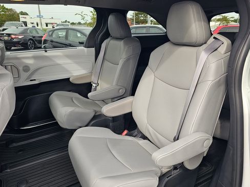 Used 2025 Toyota Sienna XLE image 31