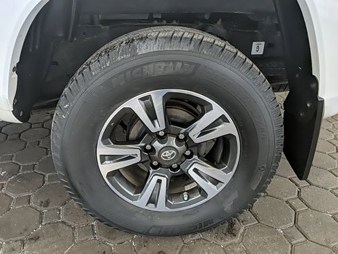 Used 2019 Toyota Tacoma TRD Sport image 10