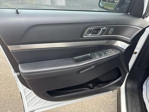 Used 2018 Ford Explorer XLT w/ Equipment Group 201A AWD/4WD image 16