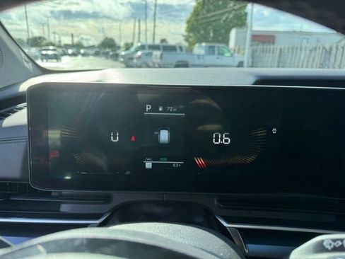 Used 2025 Kia Carnival FWD image 12