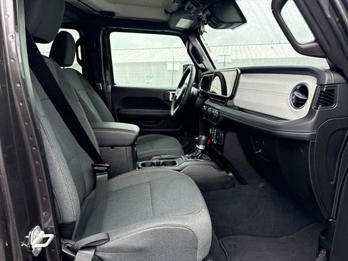 Used 2025 Jeep Wrangler Unlimited Sahara AWD/4WD image 10