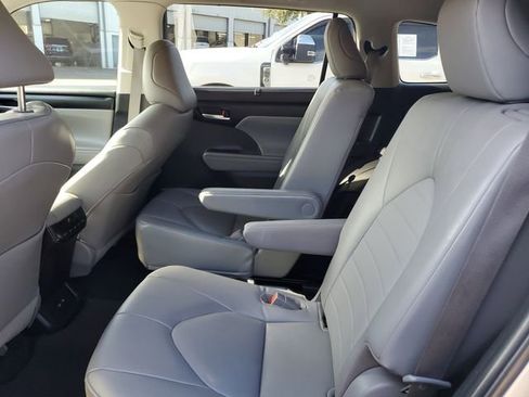 Used 2023 Toyota Highlander XLE image 10