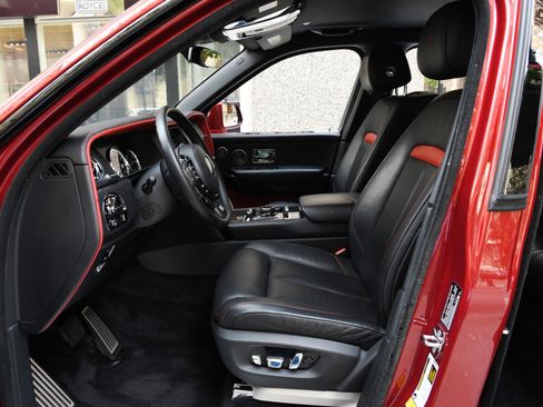 Used 2021 Rolls-Royce Cullinan Black Badge image 9