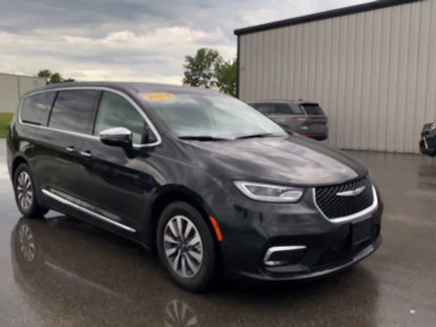 Used 2023 Chrysler Pacifica Limited w/ Uconnect Theater Family Group FWD image 3