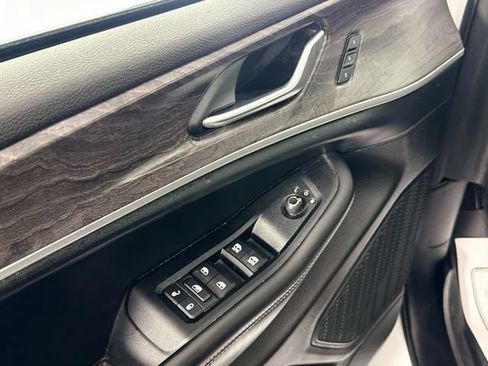 Used 2023 Jeep Grand Cherokee Limited w/ Luxury Tech Group II AWD/4WD image 11