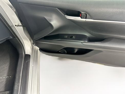 Used 2018 Toyota Camry LE image 29