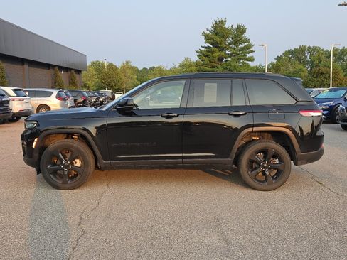 Used 2023 Jeep Grand Cherokee Limited w/ Black Appearance Package AWD/4WD image 4