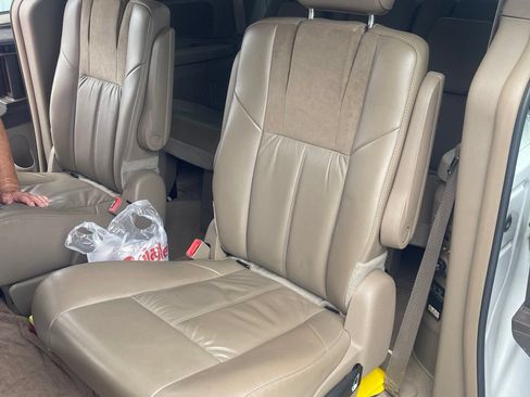 Used 2016 Chrysler Town & Country Limited Platinum FWD image 3