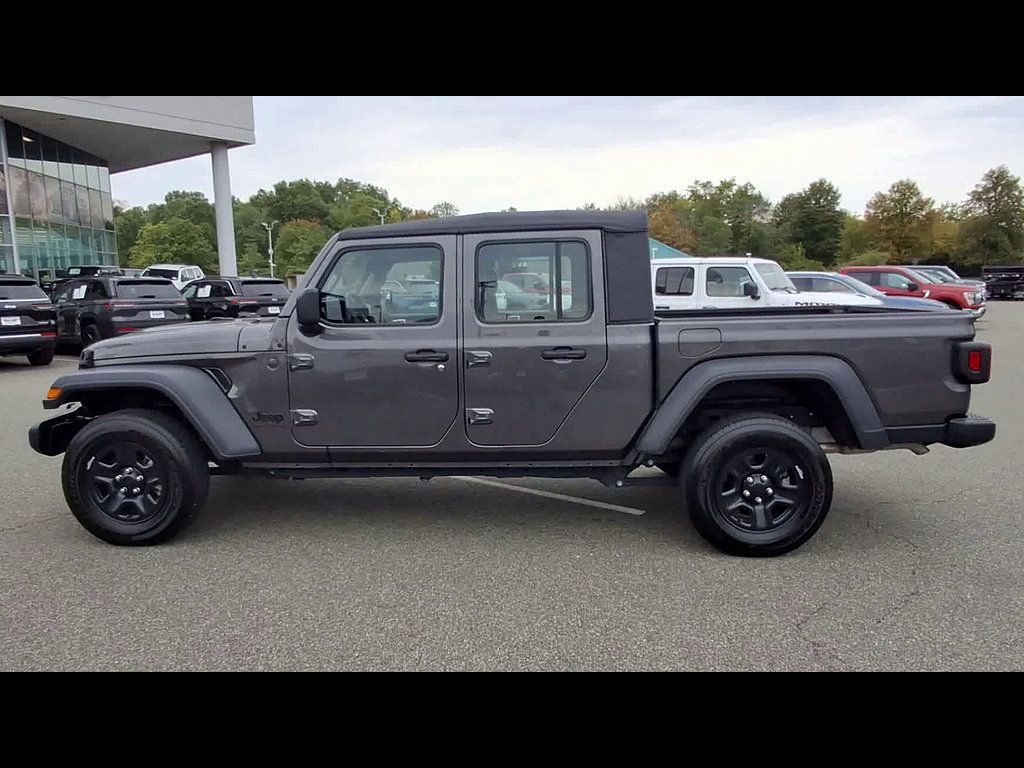 Used 2025 Jeep Gladiator Sport AWD/4WD image 5