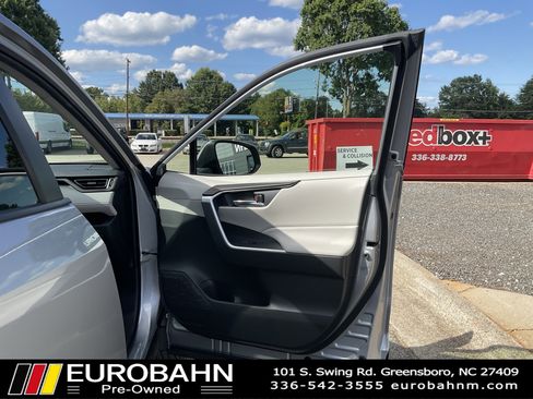 Used 2021 Toyota RAV4 XLE Premium image 22