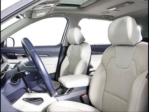 Used 2024 Kia Telluride EX w/ EX Captain's Chair Package FWD image 7