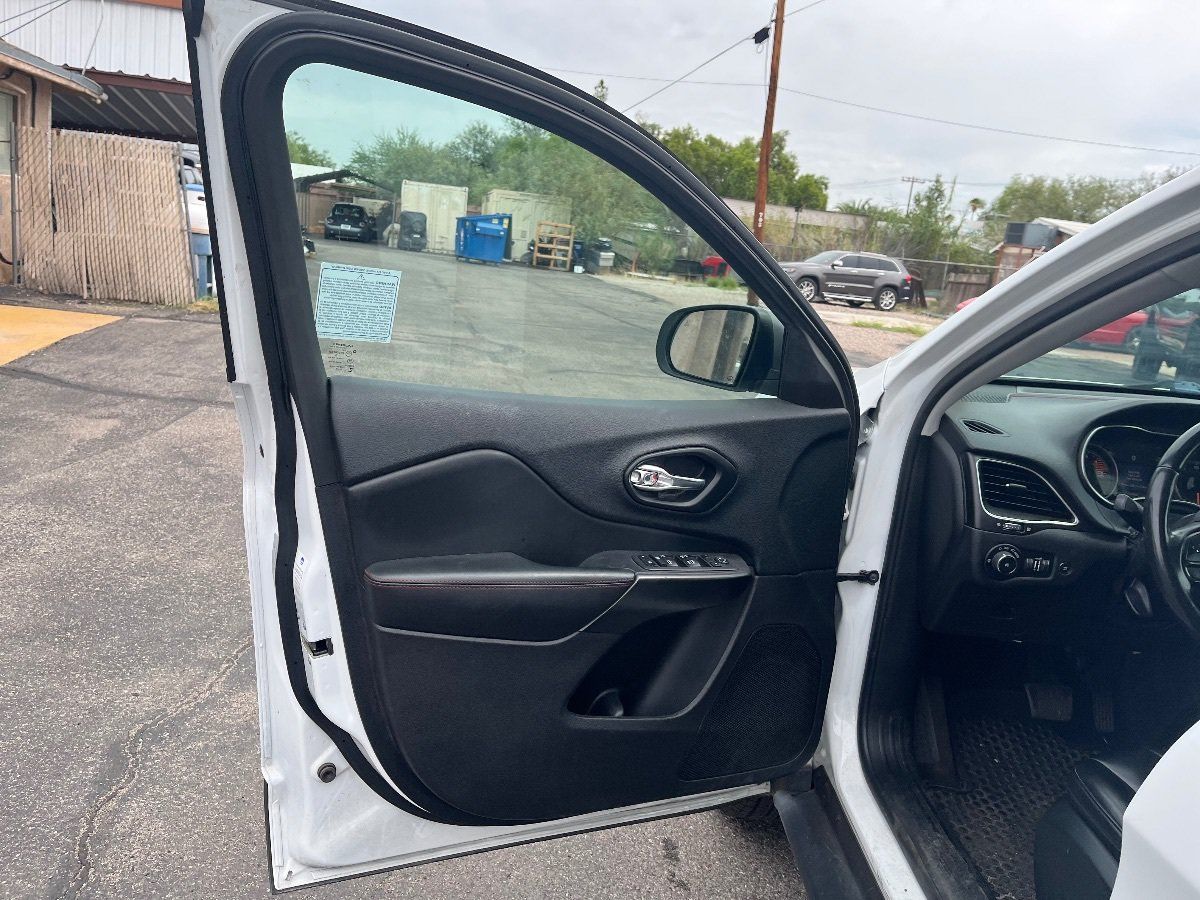 Used 2019 Jeep Cherokee Trailhawk w/ Comfort/Convenience Group AWD/4WD image 12