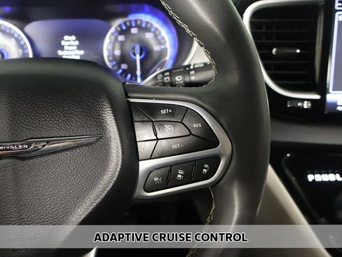Used 2023 Chrysler Pacifica Touring-L FWD image 3