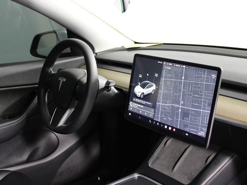 Used 2021 Tesla Model Y Long Range image 12