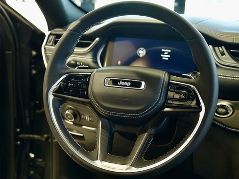 Used 2023 Jeep Grand Cherokee Overland w/ Luxury Tech Group IV AWD/4WD image 20