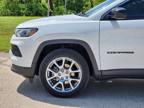 Used 2022 Jeep Compass Latitude w/ Sun and Sound Group AWD/4WD image 8
