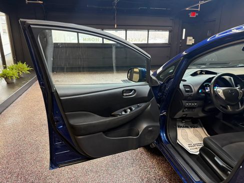 Used 2017 Nissan Leaf SV w/ Premium Package image 10